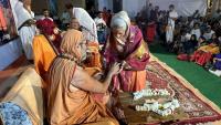 Rani Usha Devi, Adhyaksha Samvit Dham,  receiving Phalamantrasheta from Swamiji